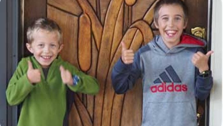 boys two thumbs up